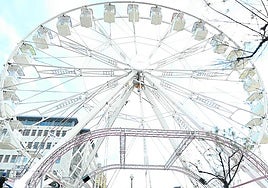 La noria de Alderdi Eder comenzó ayer a funcionar a primera hora de la tarde y hubo donostiarras y turistas que no dejaron escapar la oportunidad de montarse en alguna de sus 32 cabinas. La atracción estará operativa todos los días hasta el 31 de enero de 10.30 a 22.30 horas con precios de 6 euros el viaje, salvo los lunes que costará la mitad.