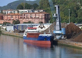 Trabajos para el transporte de vehículos y chatarra en el Puerto de Pasaia.
