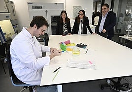 Pili Alonso, Begoña Pedrosa y Jon Labaka, visitaron este viernes las instalaciones de Tknika, en Errenteria.