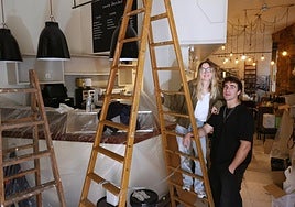 Casa Javier se merecía una limpieza total, chapa y pintura, suelos, cañería. Al mando, Sheila e Ibon.