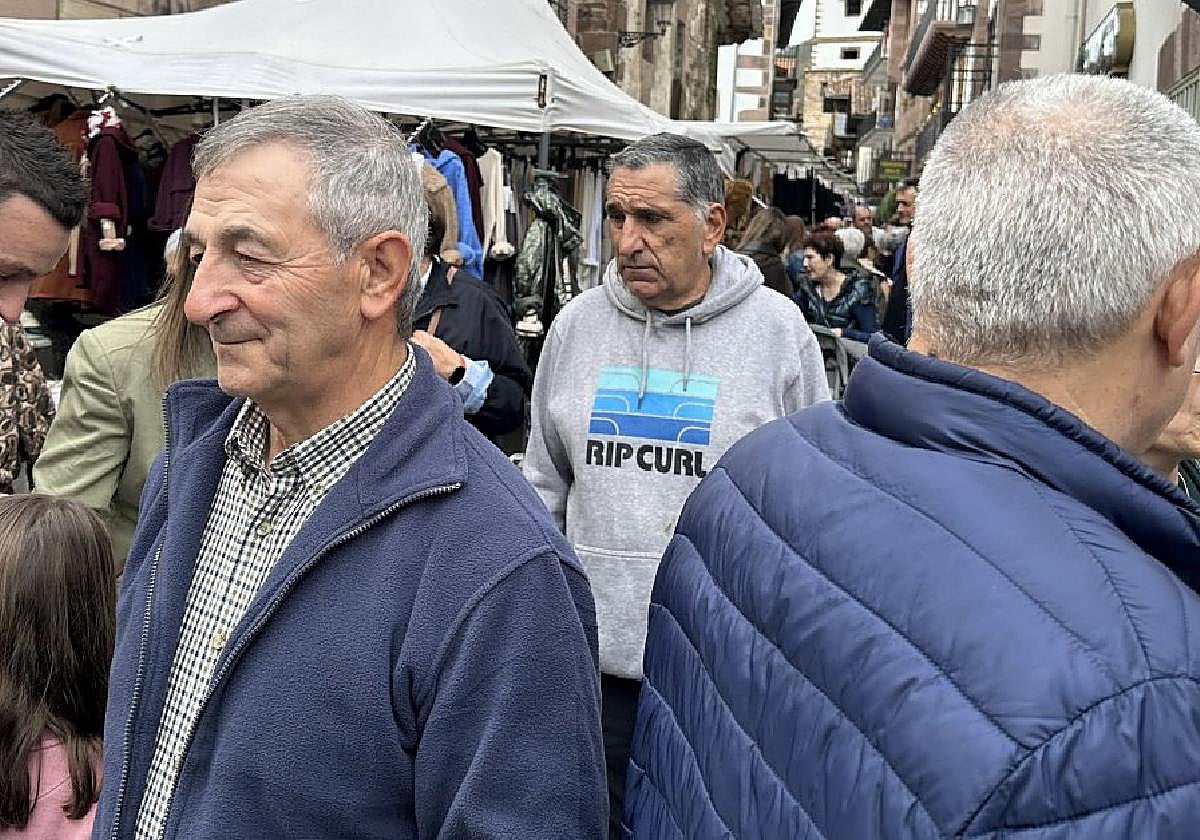 Calle Mayor. Una repleta Calle Mayorayer al mediodía con vecinos de todala comarca en Doneztebe.