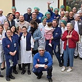 Los empleados de LU, con las últimas galletas de la línea de producción de Château-Thierry.