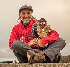 El tolosarra Peio Arruabarrena, en compañía de su inseparable robot 'Sirimiri', su «compañero de viaje».