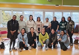 La profesora de euskera posa junto al grupo que se ha formado en la Herri Eskola.