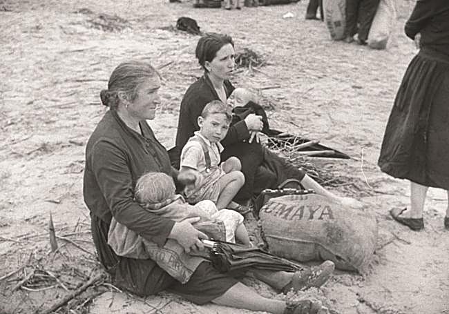 Dos mujeres con sus hijos pequeños en la playa de Hendaia