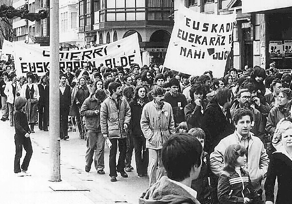 Gipuzkoako hainbat herrritatik gerturatiriko gizon-emakumeak euskararen aldeko martxa batean Donostian