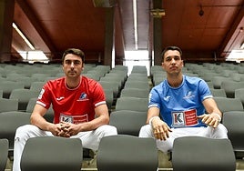 Peio Etxeberria y Javier Zabala posan en los despoblados asientos de cancha del frontón Bizkaia de Bilbao la mañana de la elección de material.