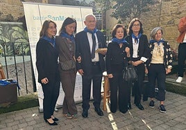 En el centro, la familia Telleria, Juan con el trofeo, y en los extremos Leticia Azpilicueta y Karmele Egües.