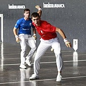 Eñaut Lizeaga, listo para recoger una pelota baja con Hormaetxe a la espalda, este domingo en Zestoa.