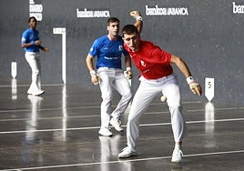 Eñaut Lizeaga, listo para recoger una pelota baja con Hormaetxe a la espalda, este domingo en Zestoa.