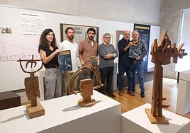 Representantes del Ayuntamiento y encargados de la exposición, en la inauguración.