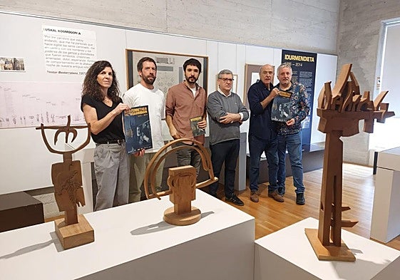 Representantes del Ayuntamiento y encargados de la exposición, en la inauguración.