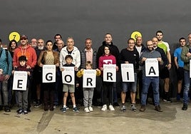 Participantes en el acto para crear la plataforma a favor del bidegorri, el pasado 23 de octubre en Mendaro.