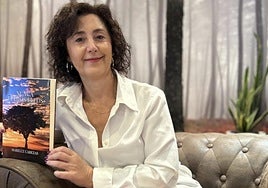 Nuevo trabajo. La escritora beasaindarra Mariluz Cabezas posa con su última obra.