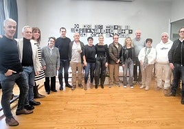 Parte de los zumarragarras y urretxuarras reconocidos por sus donaciones en la entrega de medallas celebrada en el ayuntamiento de Beasain.