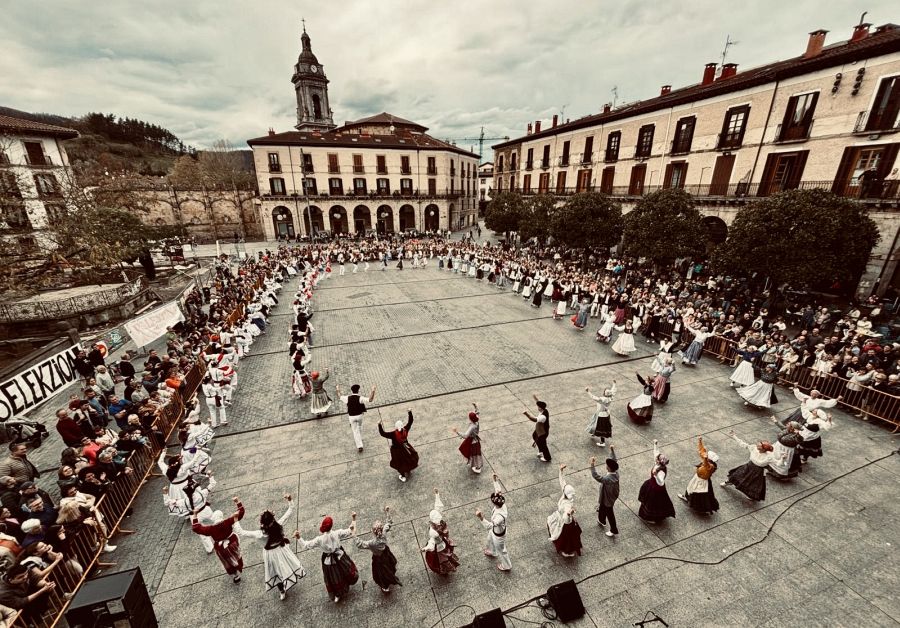 Emotiva arku dantza intergeneracional