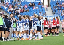 Momento en el que los entrenadores dan indicaciones a las jugadoras tras pedir el tiempo en el partido entre la Real Sociedad y el Athletic Club en Anoeta.