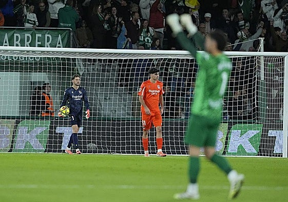 Remiro recoge el balón de las redes delante de Jon Martín tras encajar la Real el gol en Elche.
