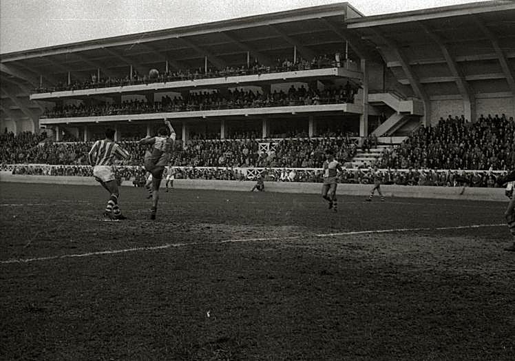 Imagen de un momento del partido entre el Sanse y el Sabadell en Atocha, con las gradas llenas de aficionados.