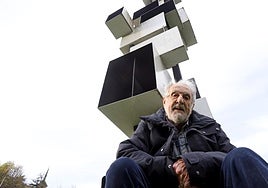 Ricardo Ugarte recuerda la muerte del dictador junto a su escultura 'La Estela' en Donostia.