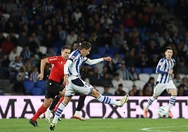 Zakharyan cambia el juego con el exterior ante la presencia de Zubeldia el día del Sevilla.