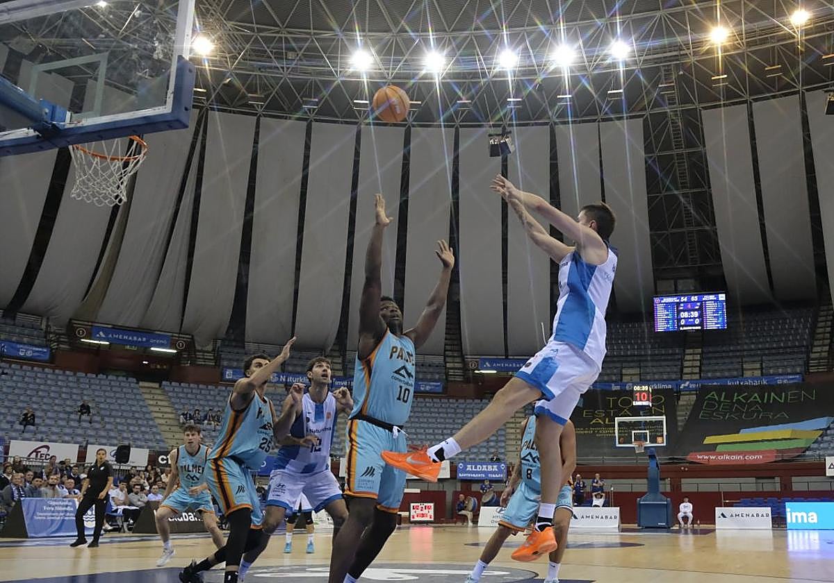 Ondrej Hanzlik lanza a canasta en el partido de Copa contra el Palmer.