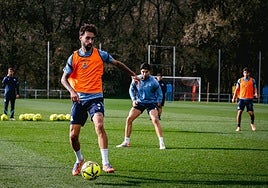 Brais Méndez controla un balón ante la mirada de Carlos Soler.