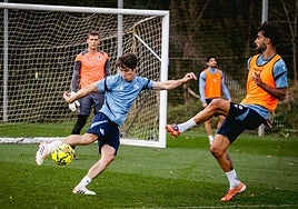 Aritz golpea el balón en presencia de Brais Méndez, esta mañana en Zubieta.