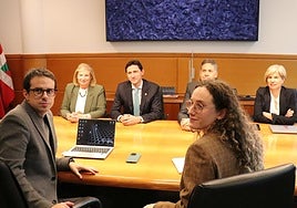 Representantes de EH Bildu frente al consejero de Hacienda, Noël D'Anjou, en la reunión prepuestaria de este lunes.