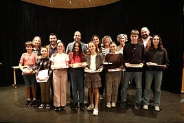Representantes municipales con los premiados de este año del concurso de cuentos Martín Ugalde.