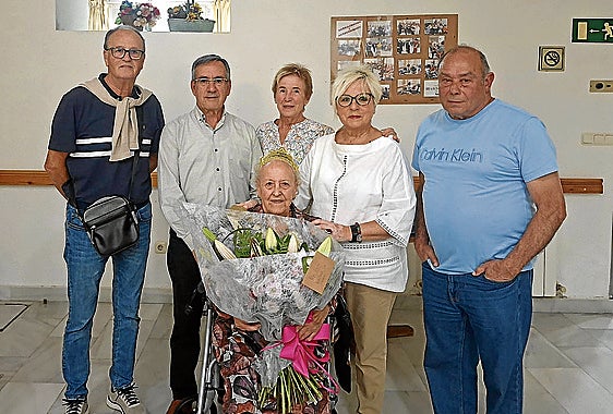 Pepi Elvira rodeada de los directivos de Aiton Amonen Aterpea que acudieron a felicitarla.
