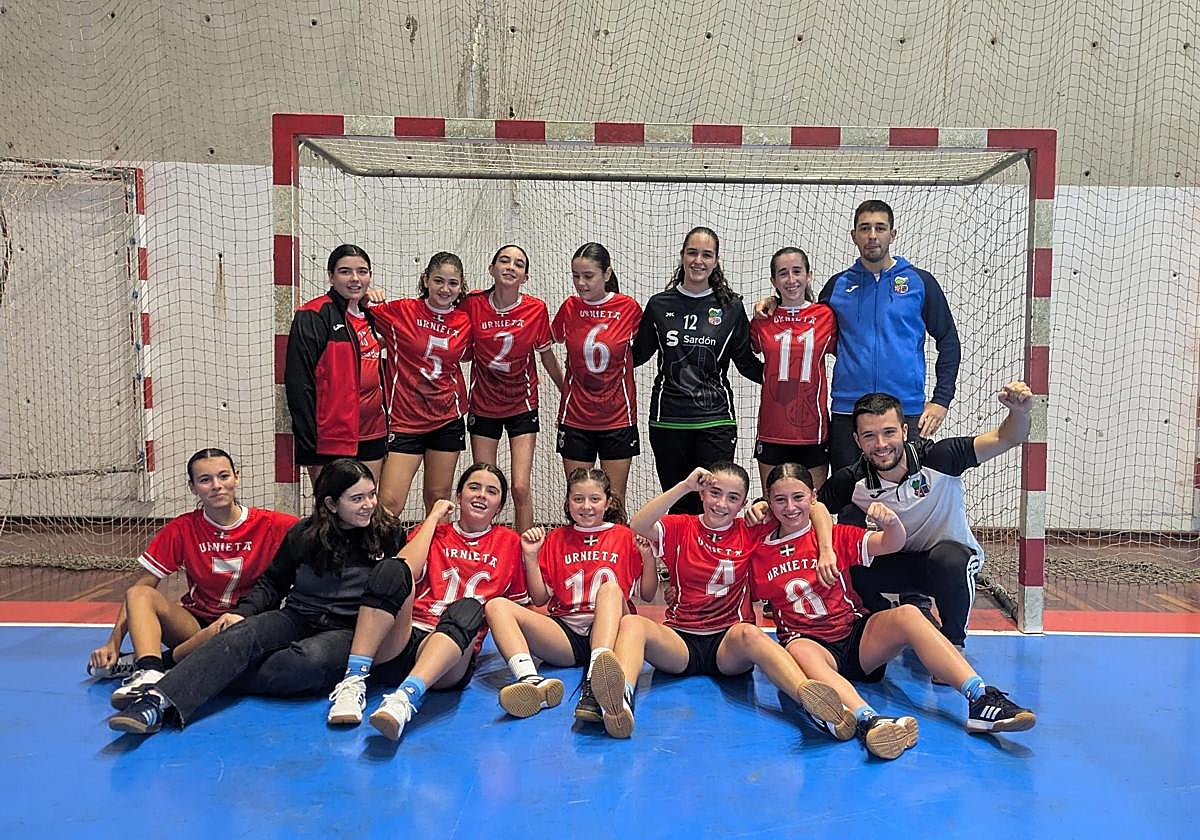 Integrantes del equipo infantil femenino de balonmano del Urnieta Sardón.