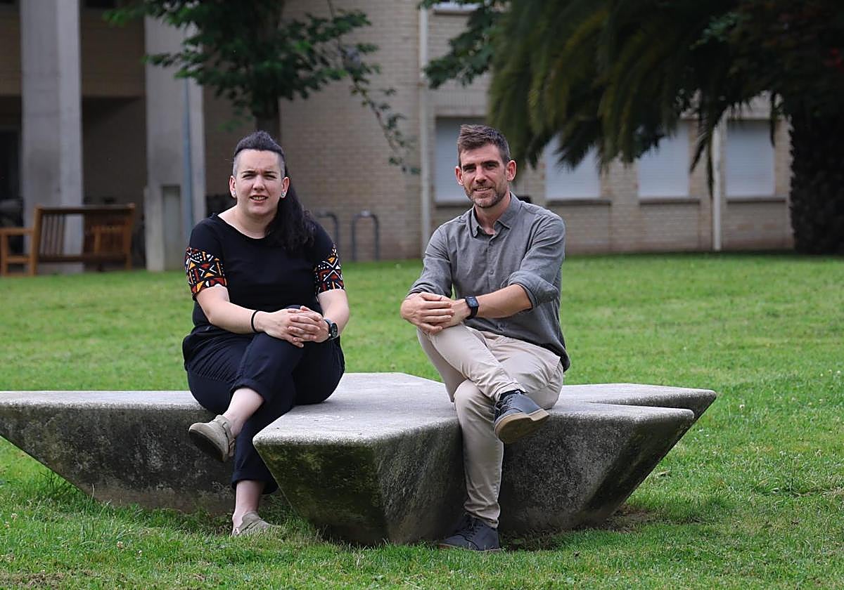 Ane Elordi y Jon Zabala, en el campus donostiarra de la EHU.