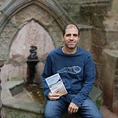 Kepa Iribar, 'Erleen azken ziztada' (Erein) liburua eskuan duela.