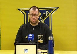 Alex Mozas en la rueda de prensa previa al partido europeo.