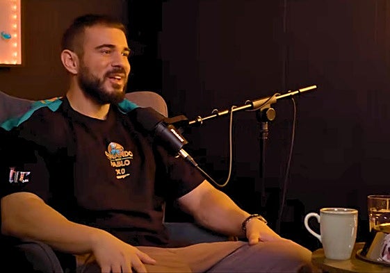 Pablo Cabezali durante la entrevista sobre su trabajo realizando críticas gastronómicas.