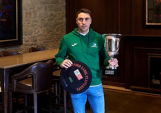 Peio Etxeberria con la txapela de campeón del Cuatro y Medio y el trofeo en el Castillo de Gorráiz