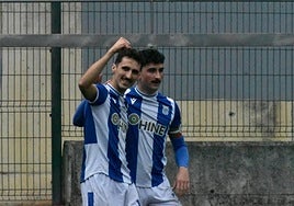 El goleador Bengoetxea y el capitán Pita celebran el tanto del empate del conjunto beasaindarra en Loinaz.