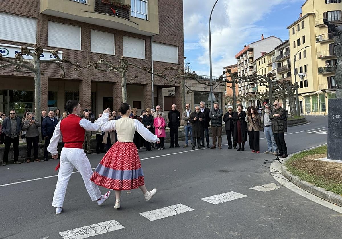 Sahatsa Dantza Taldea y Txalkor Txistulari Taldea se encargaron de poner el broche final al acto con un Zortziko de honor.
