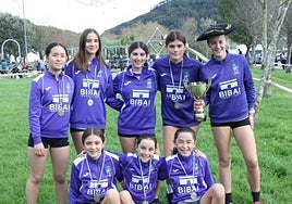 La txapeldun Nile Agirretxe con algunas compañeras en Orio.