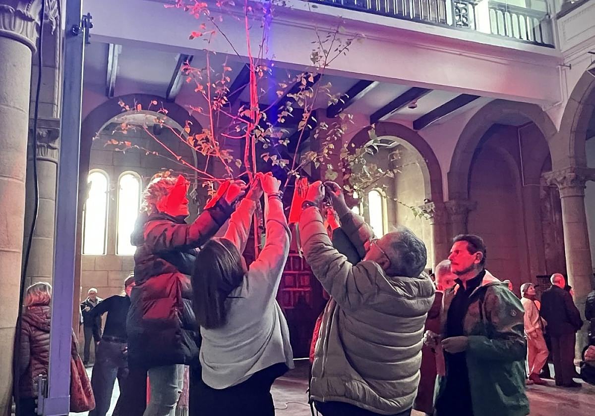 Los integrantes del foro creando su particular 'árbol de los deseos' durante su presentación pública de marzo.
