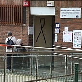 Varios pacientes caminan frente al ambulatorio de Pasai San Pedro.