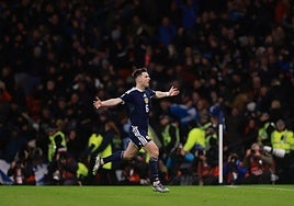 Tierney celebra el gol que mete a Escocia en el Mundial 2026.