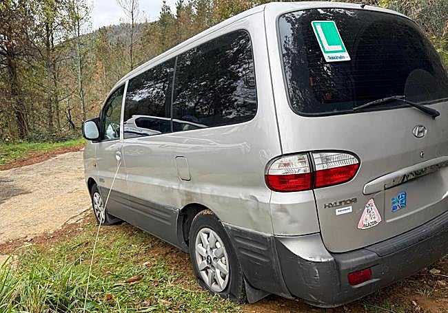 Uno de los coches de los presuntos autores, con las ruedas pinchadas.