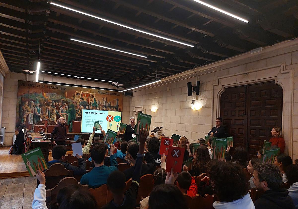 Los jóvenes disfrutaron de un bonito encuentro en el Ayuntamiento.