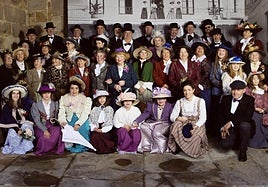 Imagen de los ormaiztegiarras con sus atuendos del Día Elegante el pasado año en una foto grupal tomada durante la celebración.