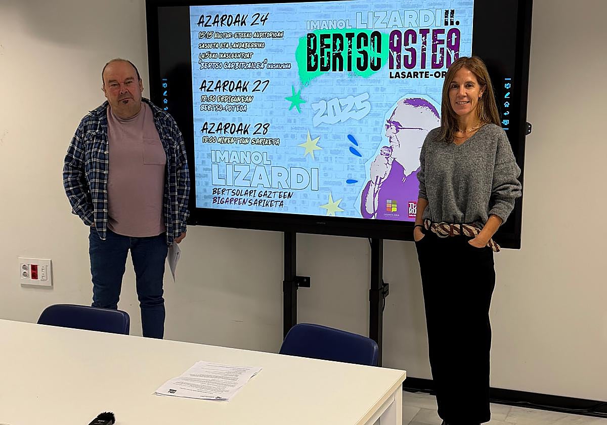 El representante de Earra! bertso eskola, Joxe Krutz Labaka, y la concejal de Euskera, Estitxu Alkorta.