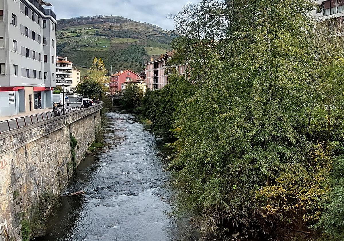 El río Urola cruza Azpeitia de extremo a extremo.