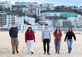 De izquierda a derecha: Teo Carballo, Yaiza Gutiérrez, Pello Chasco, Irati Uranga y Ane Azcona, miembros actuales o antiguos del Consejo.