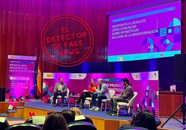 La mesa dedicada a los bulos sobre los antibióticos.